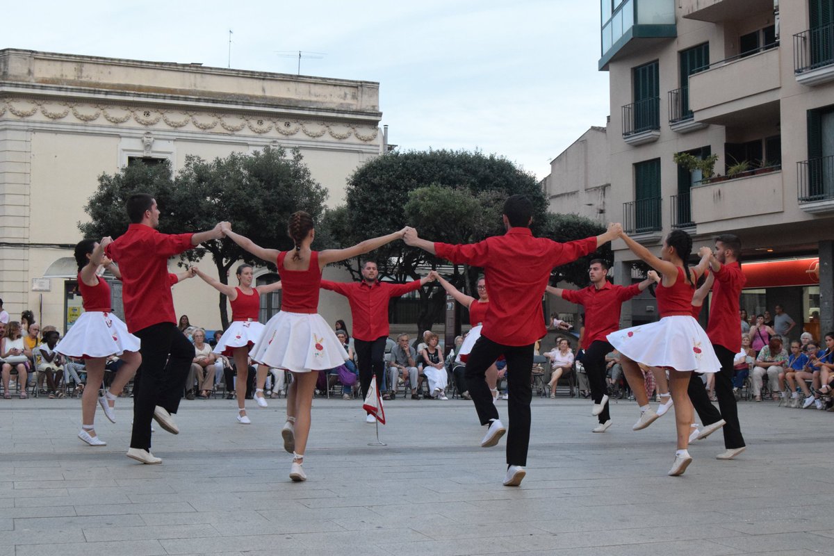 📣Aquest cap de setmana celebrem🔝 #santaOliva23. 

🔴Sardanes amb la <a href="/coblaviladolesa/">Cobla Vila d’Olesa</a>, Trobada d'escoles sardanistes i exhibició de la Colla Maig del <a href="/grup_maig/">Grup Sardanista Maig</a>
📌Plaça de la Sardana 
🗓️11 de juny de 2023
🕡19.30h