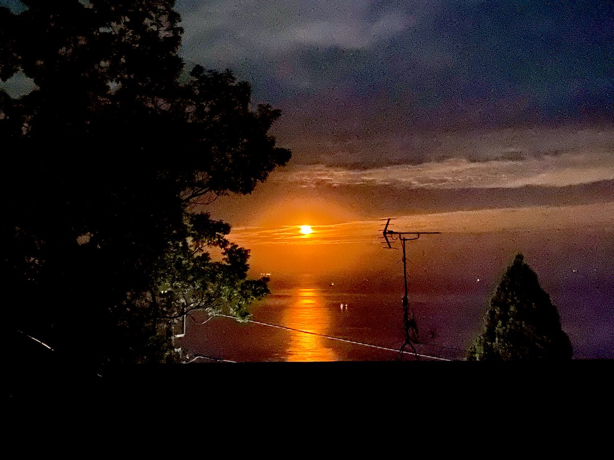 朝日みたいに真っ赤な月だったから写真撮った🌙明日には消しやす🌅
