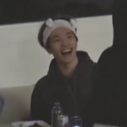 얘드라.. dn 넘 봄잠바썰의 주인공 같디 않냐
우리  연하남친    ..
연상이 분위기 잡구  원하는 거 없냐고  물어보면
막   우물쭈물하다가

음.... 그러면 나는.....
봄잠바 !!! 😁😁       이럿케   대답함 ..