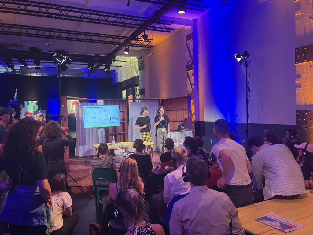 Full House beim Workshop unseres Projekts mit der <a href="/informatikradar/">Gesellschaft für Informatik e.V.</a> Roundtable ethische KI Entwicklung: heute erarbeitet das Team mit den teilnehmenden der <a href="/republica/">re:publica</a> wie ethische Werte bei der KI-Entwicklung berücksichtigt werden können