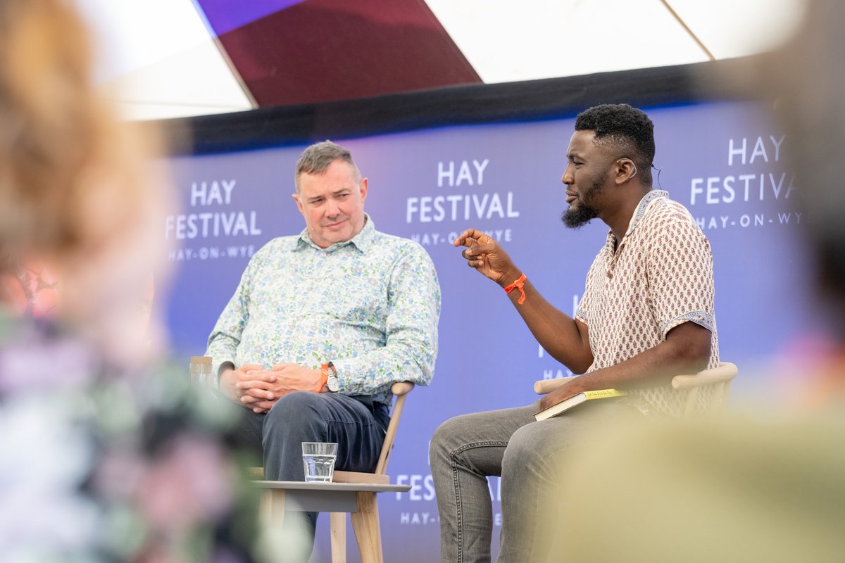 🎉 @SwanseaUni at @hayfestival 2023
@dylanthomprize-winning author, Arinze Ifeakandu, spoke of his debut story collection 'God's Children Are Little Broken Things' with @JonGower1

📷 Sam Hardwick  

🎧 Listen to this fascinating event on #HayPlayer - hayfestival.com/p-20358-the-sw…