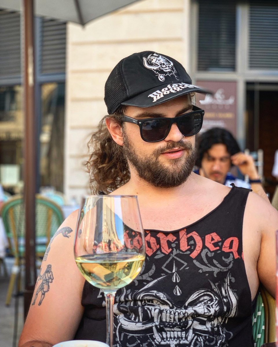 It doesn’t happen a lot when touring but since one week ago our show in Bordeaux got cancelled, we decided to transform ourselves in tourists, and do the most clichet things a tourist can do in Bordeaux, taking pictures and drinking some wine. What a fine day 🍷