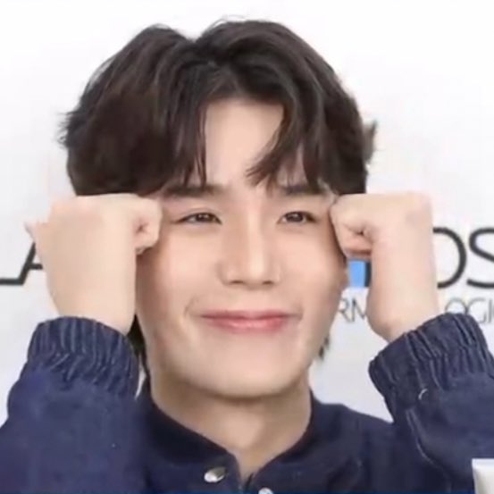 JimmyyjpHome's tweet image. ท่าอ้อนแฟนคลับ น่ารักไปไหนคะะะ

 #CicaplastxJimmySea