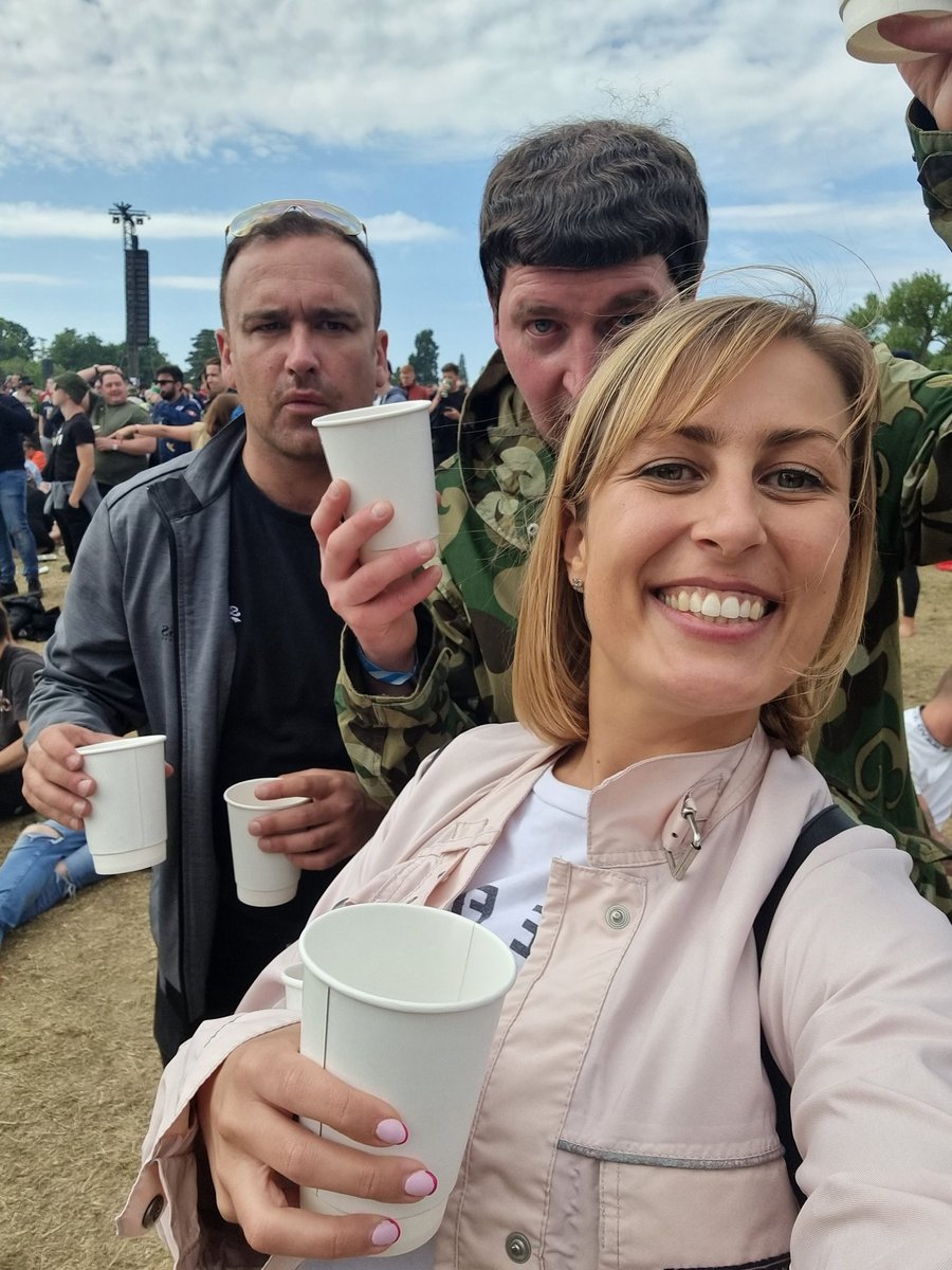 _Marty26_'s tweet photo. After one year, still the best gig (and day) ever ❤️
#Knebworth22 
@liamgallagher https://t.co/iGYHdJrAxE