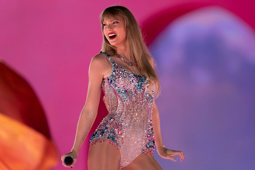 TAYLOR SWIFT BECOMES SECOND RICHEST SELF-MADE WOMAN IN MUSIC

American singer/songwriter Taylor Swift has surpassed Madonna and Beyonce to become the second richest self-made woman in music.

#ESplashOnTVC