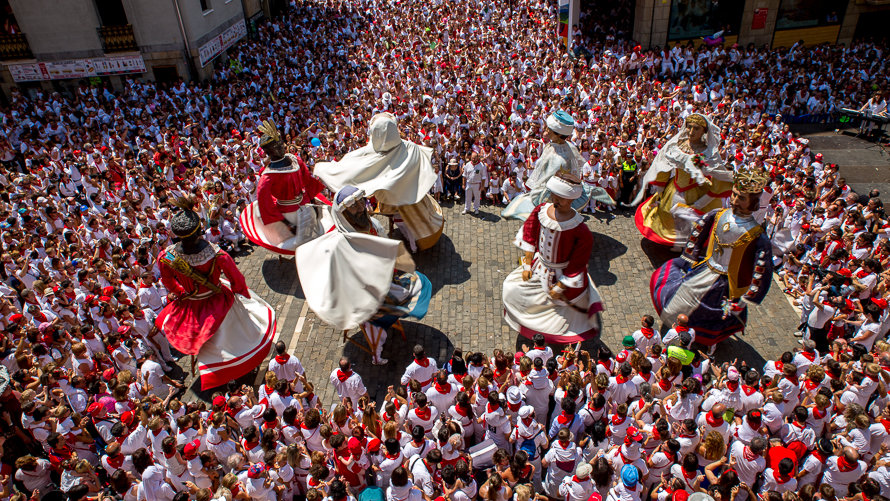 VivirPamplona's tweet photo. 1 de enero,
2 de febrero,
3 de marzo,
4 de abril,
5 de mayo,
6 DE JUNIO...

Subimos peldaño de la escalerica sanferminera y ya estamos casi arriba del todo! #YaFaltaMenos para San Fermín! 🔻 https://t.co/BGYdz44Ext