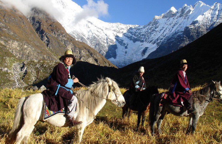 SamrajSanjana's tweet photo. When a small crisis hits, we all want to run away to the hills  but have you ever felt like you want bring in a powerful change in the Himalayan regions across India? 

If transformation of these regions interests you then this small thread is for you 🧵 https://t.co/utoy8BsYn7