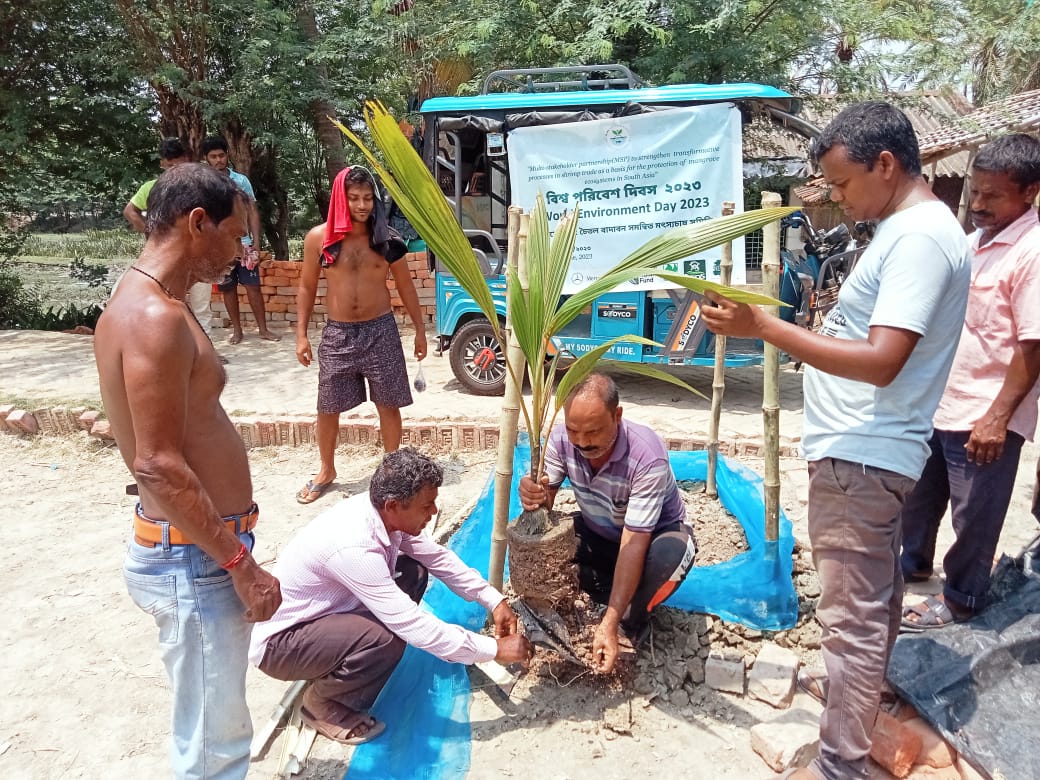 The #SAIME farmers of Chaital Badabon Samanwito Matsya Chash Samiti celebrated World Environment Day. They planted saplings of fruit-bearing trees & had a meeting to discuss the imp of this day

#sustainableaquaculture #indiansundarbans #BeatPlasticPollution #MangroveConservation