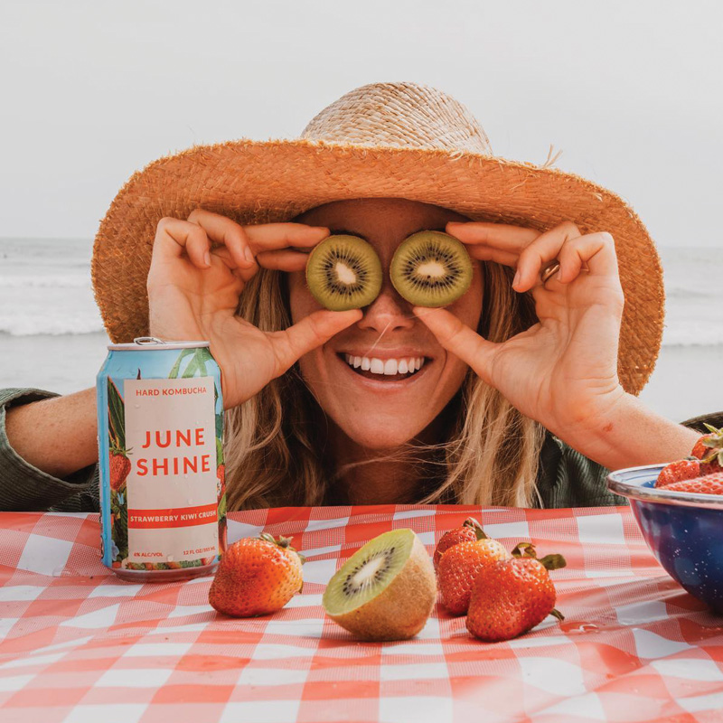 Sun, salt air, and Strawberry Kiwi Crush 🌞 This one's got your name on it all summer long... 👀 🍓🥝
@juneshineco #juneshine #strawberrykiwi #kombucha #craftbeer #hunterdonbrew #summerdrink