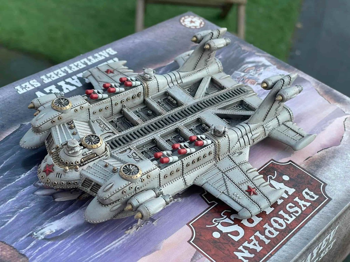 Lee from @TheForgeofMars recently continued work on their Alexayev for their Commonwealth force. What have you been working on over the weekend?

#MiniatureMonday #DystopianWars #MiniaturePainting #ModelPainting #Wargaming #MiniatureWargaming