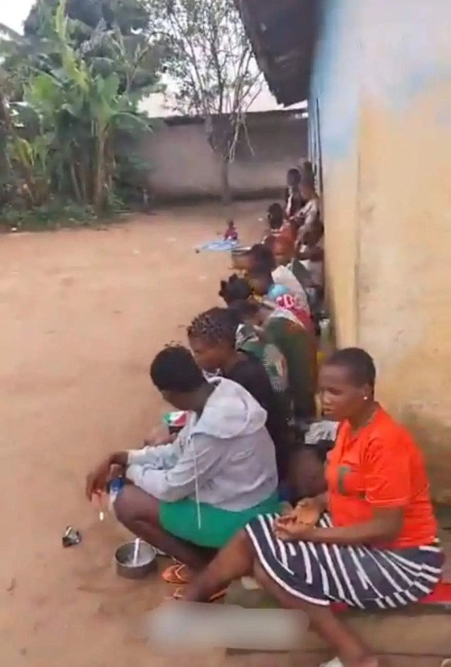 's tweet image. Nigerian Army Rescue 21 Pregnant Women, Babies And Others From #BabyFactory at Umunkpei Nvosi in Isiala-Ngwa LG #Abia State, allegedly operated by an indigene of the area.

The owner is currently at large but efforts are ongoing to apprehend her