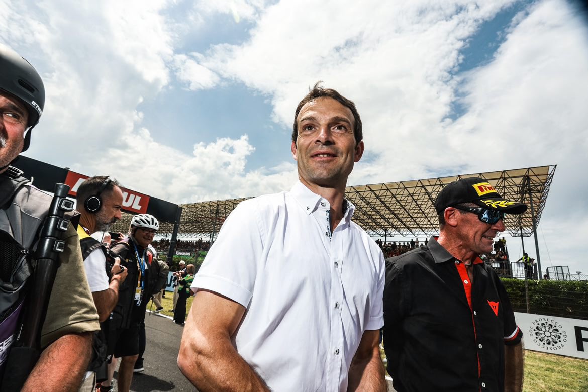 Un grand plaisir et honneur de partager la scène avec ces champions à Misano. Merci à Pirelli pour l’invitation afin de célébrer leur 20ème anniversaire en <a href="/WorldSBK/">WorldSBK</a> 

📸 by <a href="/PirelliMoto/">Pirelli Moto</a> &amp; William Joly