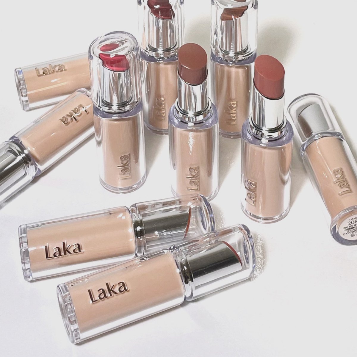 reviewchoey's tweet photo. โอ้โหห! Laka Bonding Glow รุ่นใหม่ สวยเกินไปป ฟีลลิปบาล์มแต่สีชัด เนื้อเนียนนุ่ม เกาะปากดีมากก ทาแล้วปากอิ่มฉ่ำสวยม้ากก แล้วสวยทุกสีเลยอ่ะ ฮือ ชอบบ https://t.co/tPbQriOmSN