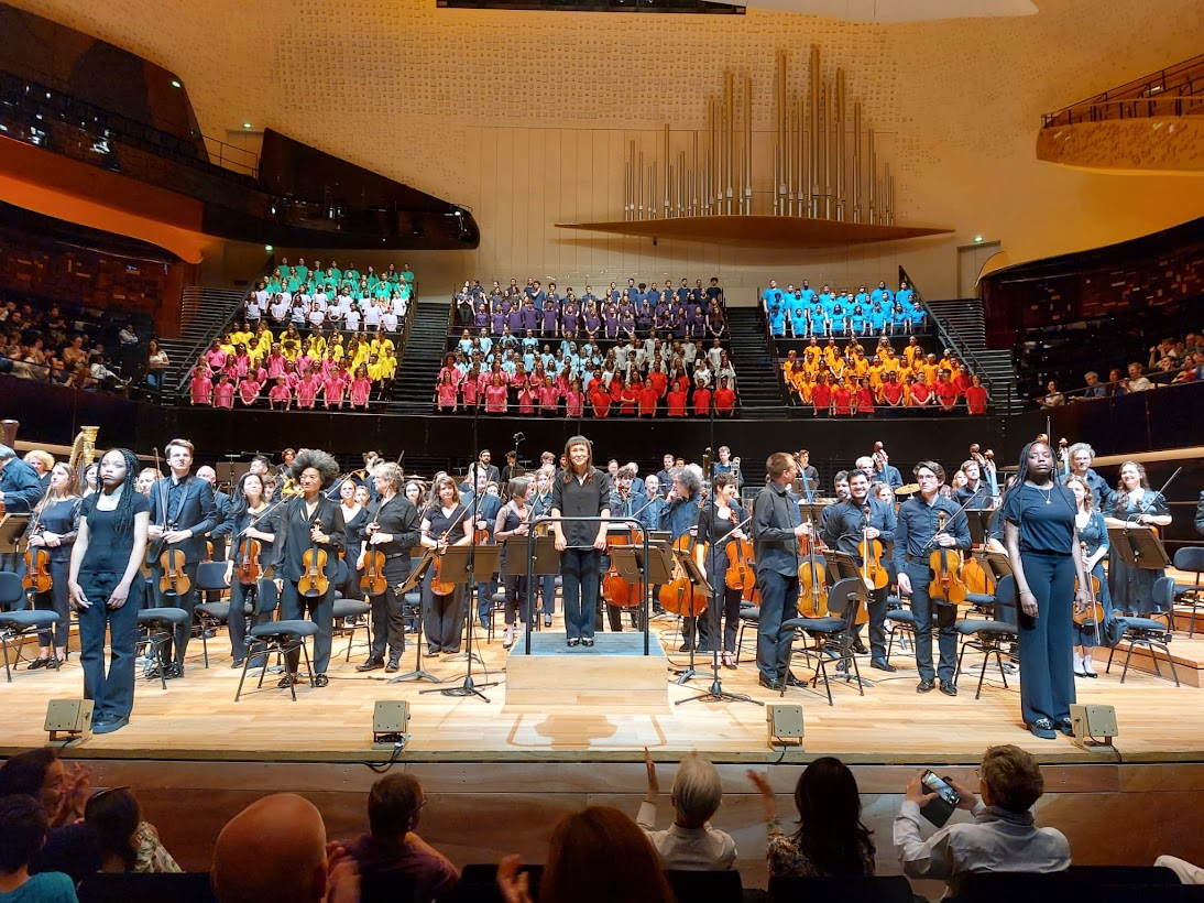 oliviercalmel's tweet image. Quelle émotion indicible !!!
Sora Elisabeth Lee / Orchestre national d'Île-de-France / 300 collégiens ECCE PARIS, ECCE HOMO / BESTIAIRE FANTASTIQUE @ SALLE BOULEZ PHILHARMONIE DE PARIS
@ONDIF @artchipel @philharmonie 
#ecce #concert #creation #choeur #orchestre #philharmonie