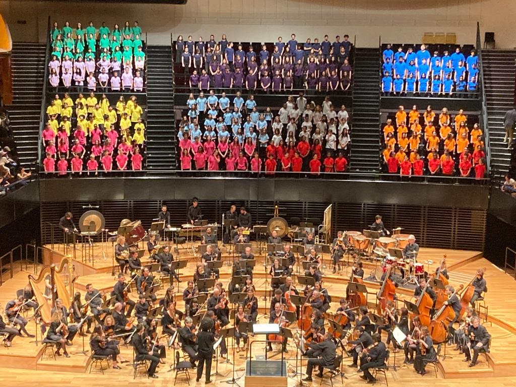 oliviercalmel's tweet image. Quelle émotion indicible !!!
Sora Elisabeth Lee / Orchestre national d'Île-de-France / 300 collégiens ECCE PARIS, ECCE HOMO / BESTIAIRE FANTASTIQUE @ SALLE BOULEZ PHILHARMONIE DE PARIS
@ONDIF @artchipel @philharmonie 
#ecce #concert #creation #choeur #orchestre #philharmonie