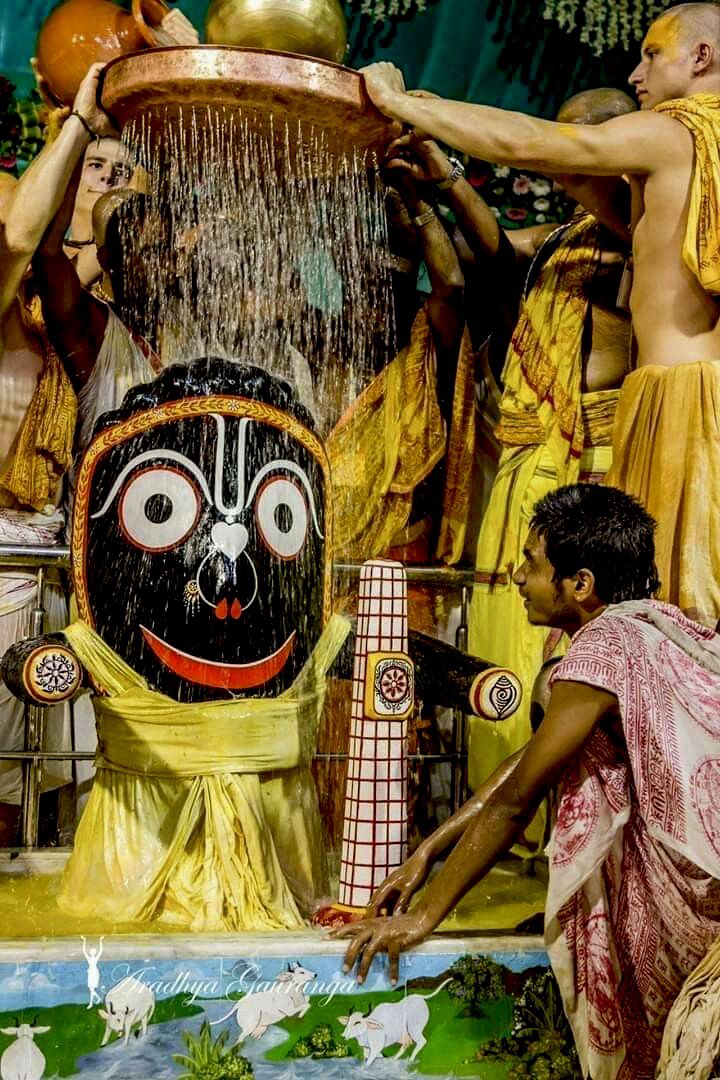 ईश्वर पर अटूट विश्वास🍀

अपने काम में माहिर एक हृदय रोग विशेषज्ञ अनगिनत मरीजों को नया जीवन दे चुके थे.

जिस शहर में वे रहते थे उसी के बाहर एक नदी थी जिसके किनारे एक संत का आश्रम था.

एक दिन डॉक्टर के मन में संत से मिलने का विचार आया. बिना देर किए वे संत से मिलने जा पहुंचे.