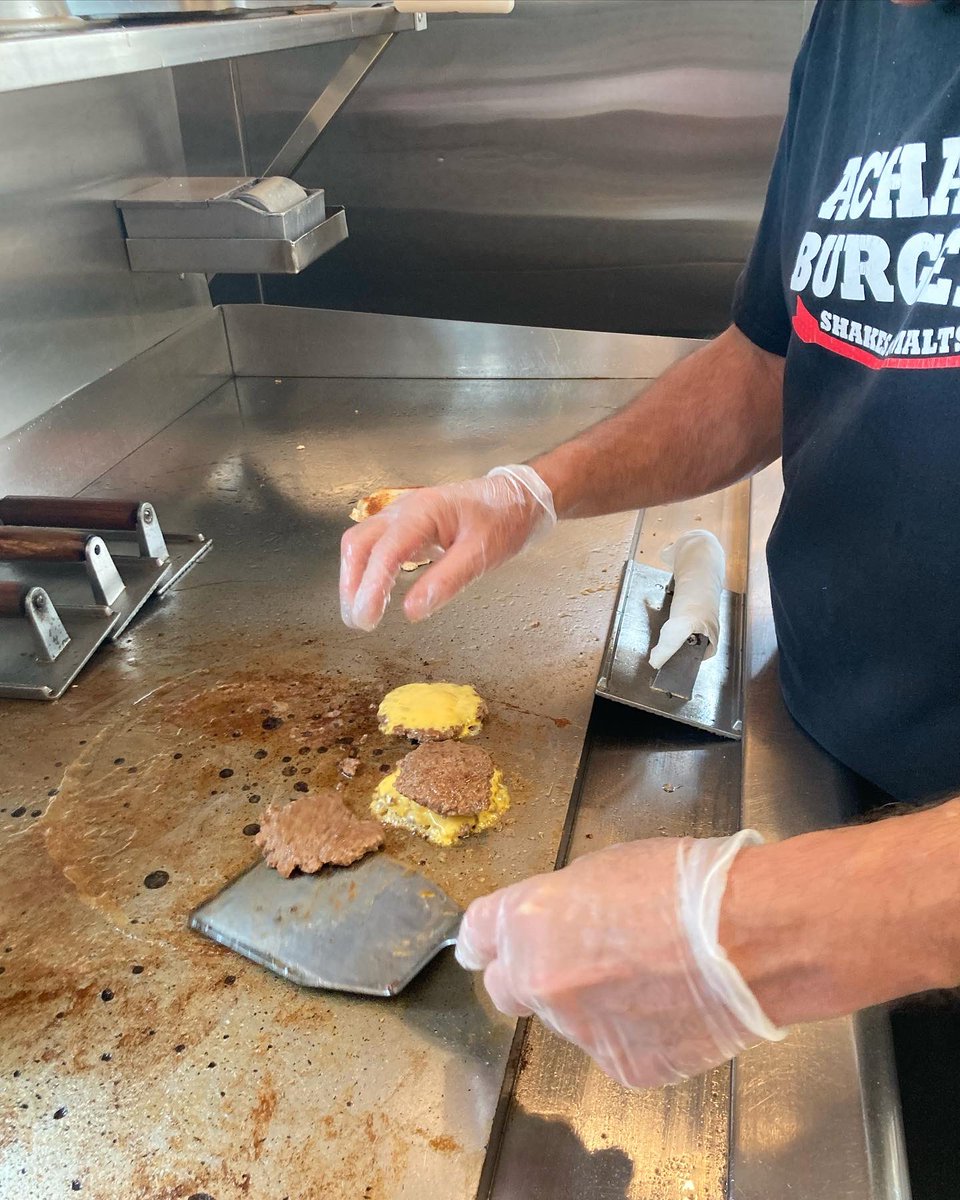 Achatzsocial's tweet photo. You can hear the patties sizzling through the screen! #burgersandshakes #bestbunsintown #algonac #algonacmichigan #marinecity #fastfooddoneright #fastfoodburgers #russellisland #macombcounty #claycounty #newbaltimore #richmond #newhaven #michiganfoodies #michiganfoodguide https://t.co/HlPpDWOOUy