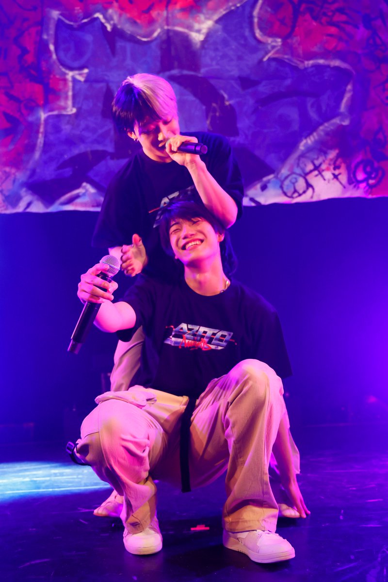 MaisonB_'s tweet photo. [#LYU]

LYUです！
-AZITO-ありがとうございました！
これからVol.2、、3、、と続いていきますが成長していく僕らにたくさん期待していてください！
みんなとの時間本当に楽しかったぁ！

ってことでSHOYAに遊ばれて照れるLYUをどうぞ。

#MaisonB
#AZITO https://t.co/5Jm0RHm138