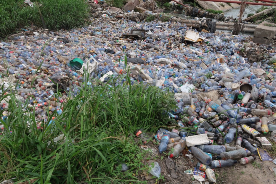 #CombattreLaPollutionPlastique. A Kinshasa, les caniveaux, rivières, avenues sont devenues des poubelles. Kinshasa croule sous les plastiques malgré l’interdiction, en 2021, par le gouverneur, de produire, importer, commercialiser et l’utiliser des sacs et emballages plastiques.