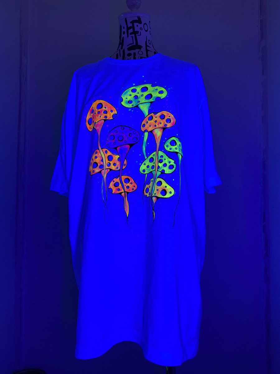 indianchunchun's tweet photo. バキバキに光るきのこTシャツ🍄

きのこをモチーフとした
幻想的絵画やきのこTシャツを
お持ちします

出店名 トモズハンドワークス

🔹オオサカきのこ大祭2023
6/10(土)・11(日) 10:00~17:00 
咲くやこの花館
大阪市鶴見区緑地公園2-163

@osakakinoko 

#オオサカきのこ大祭
#咲くやこの花館 https://t.co/5cAmsieyk6