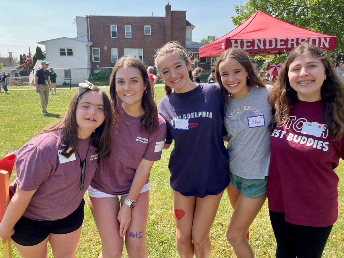 WestChesterASD's tweet photo. Henderson's #BestBuddies chapter recently hosted 8 schools at the annual Best Buddies – Fun with Friends event! 

They ran 10 fun-filled activity stations, including frisbee, face painting, parachute toss &amp; cornhole. As you can see from the smiles, it was a wonderful time!#WCASD https://t.co/Dt5hq4AecI
