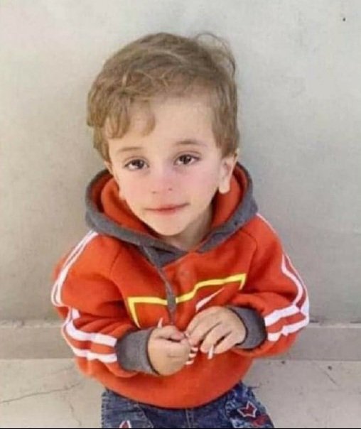Il a reçu une balle 🇮🇱 dans la tête alors qu'il était avec son père devant chez eux à Nabi Saleh. L'enfant Mohammed Tamimi, 2 ans, vient de succomber à sa blessure.
L'armée israélienne tue délibérément des enfants car la lâcheté de la dite communauté internationale le lui permet.