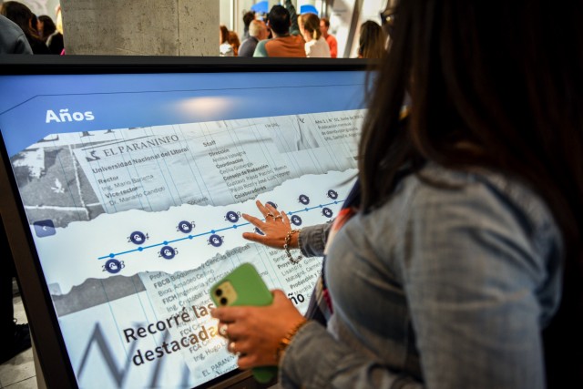 🗞️Se inauguró “El Paraninfo. 20 años de noticias en clave universitaria”

💻La exposición interactiva, que se complementa en web y redes sociales, se puede visitar en el hall del Edificio ETICA (Fdo. Zuviría 3563).