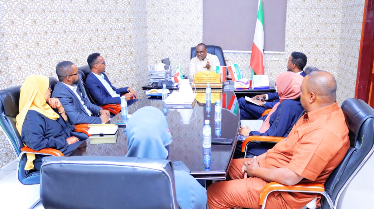 Sakariahmed's tweet photo. As Somaliland CSO, It was our pleasure to have a discussion meeting on Somaliland media law with the Minister of Information @SulaymanKoore. He elaborated on for us the process and promised he will pay an effort to submit it to the cabinet of ministers. https://t.co/VI7zKQMcoT