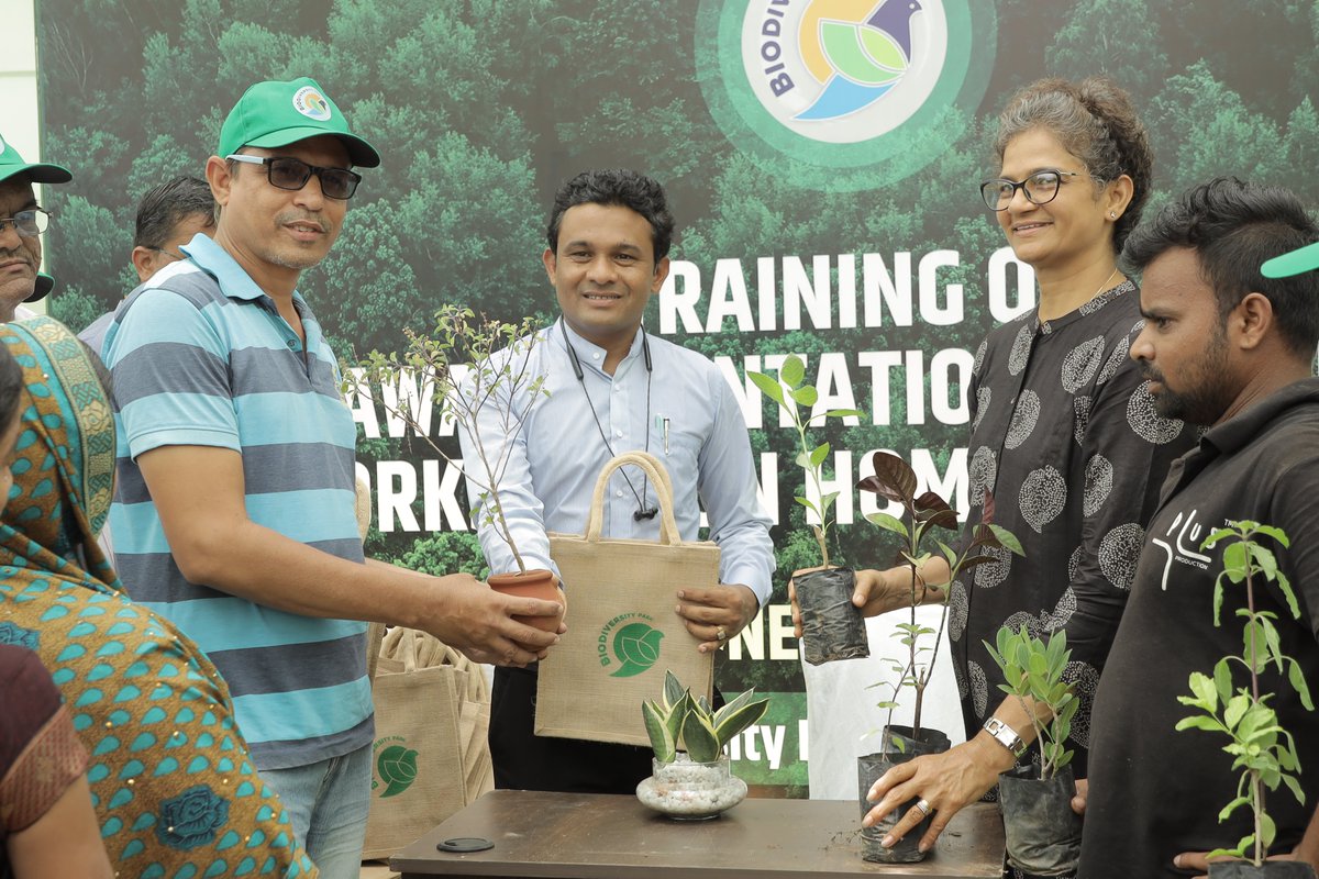 BiodiversitySMC's tweet photo. The neighbours of biodiversity park participated with their presence and were distributed with #gratification gift including cap, brochure, #jute bags and sapling. https://t.co/J15V8UfgvW