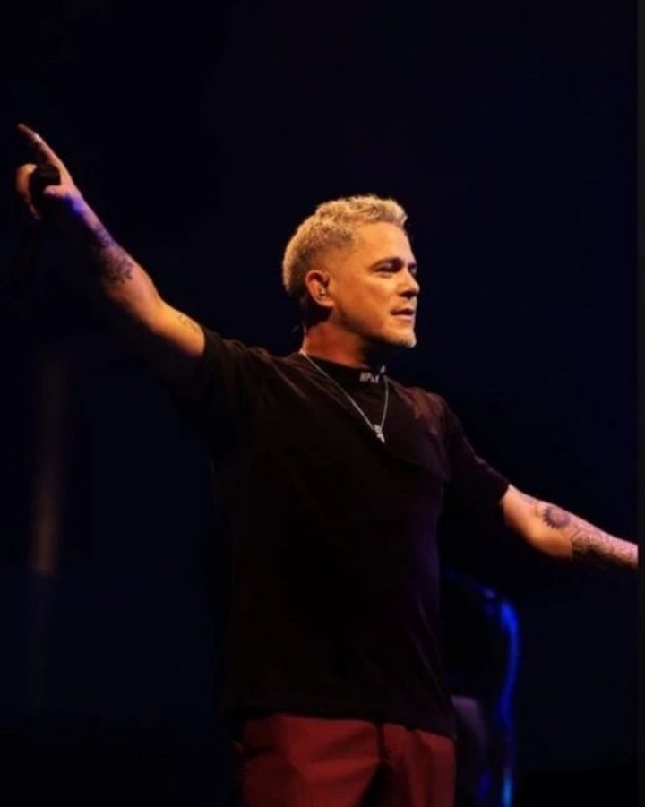 Que tu semana sea así de perfecta y grande.😉
A por todo...con el alma al aire...y que nada te detenga. Nada.💪🙂
📷👉 <a href="/salvamuste/">Salva Musté</a> 🫶
<a href="/AlejandroSanz/">Alejandro Sanz</a>
#AMasRuidoMasMusica
#ElAlmaAlAire
#SANZEnVivoEspaña  #Vive
#Lunes #NuevaSemana
#LunesOtraVez #Resiliencia
#SumergidasEnVos