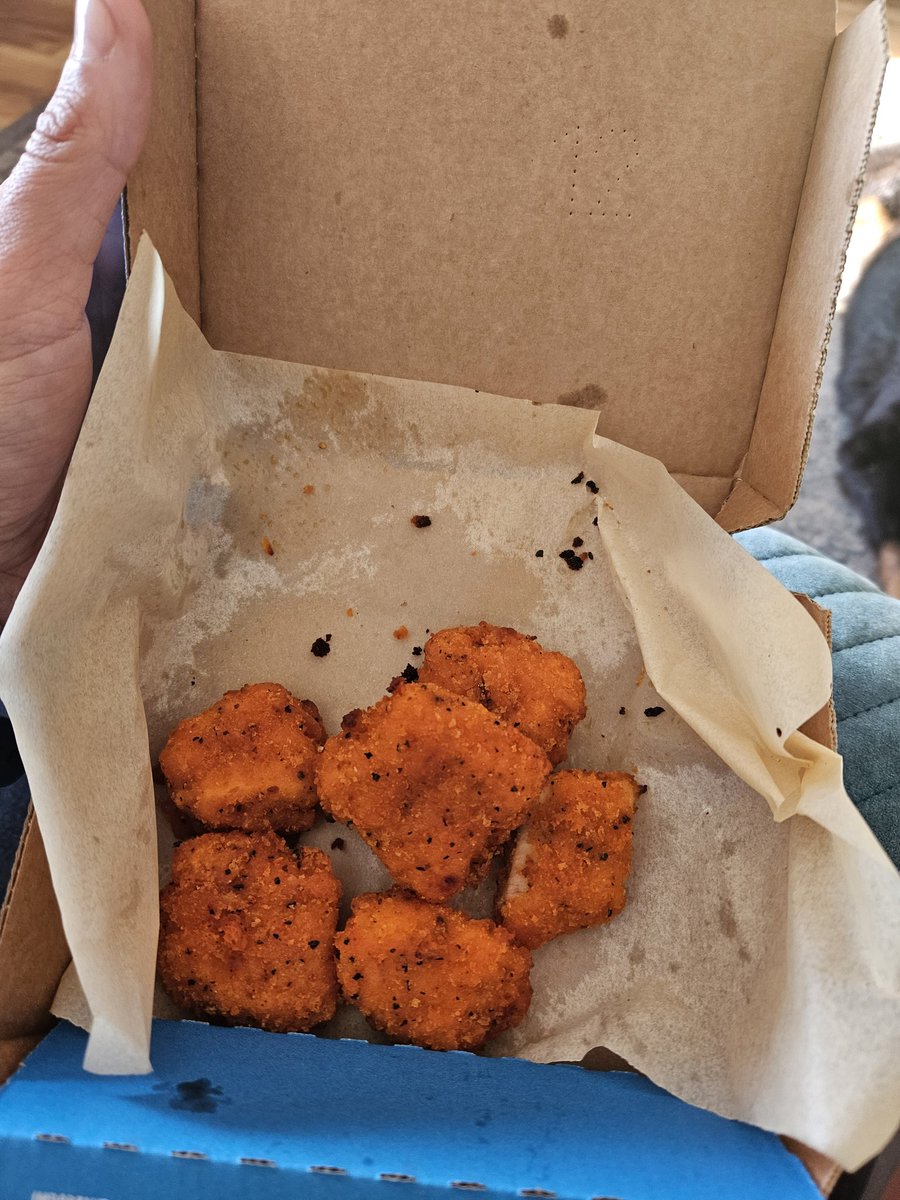 spencey90's tweet photo. 6 for the price of 7 - the latest deal from @Dominos_UK ladies n gents 😆
The disappointment when you open the box and find a kicker has gone before its even arrived 😔 #WheresMyKicker https://t.co/hMzk1vXozj