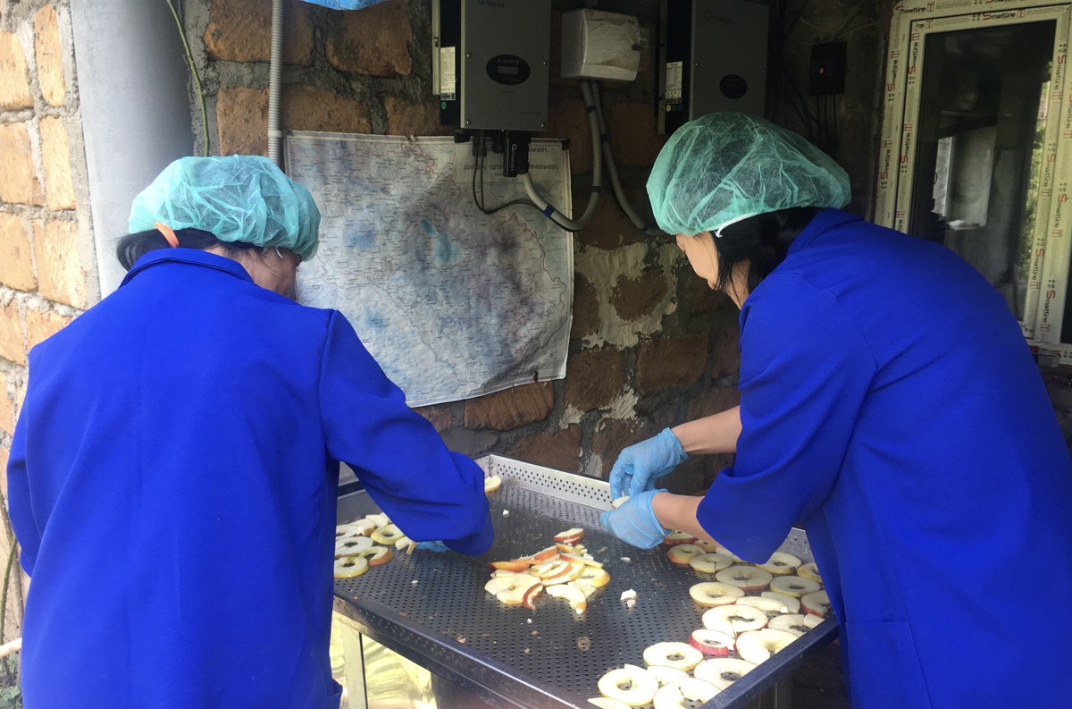 ICRC_am's tweet photo. 🍏In the border village of #Chinari, #Tavush region, we have supported farmers to improve their #fruit #production through our Value Chain Development program. We trained them in pruning and application of organic #fertilizers and provided compost bins and Californian worms. https://t.co/V9y3SoH2SX