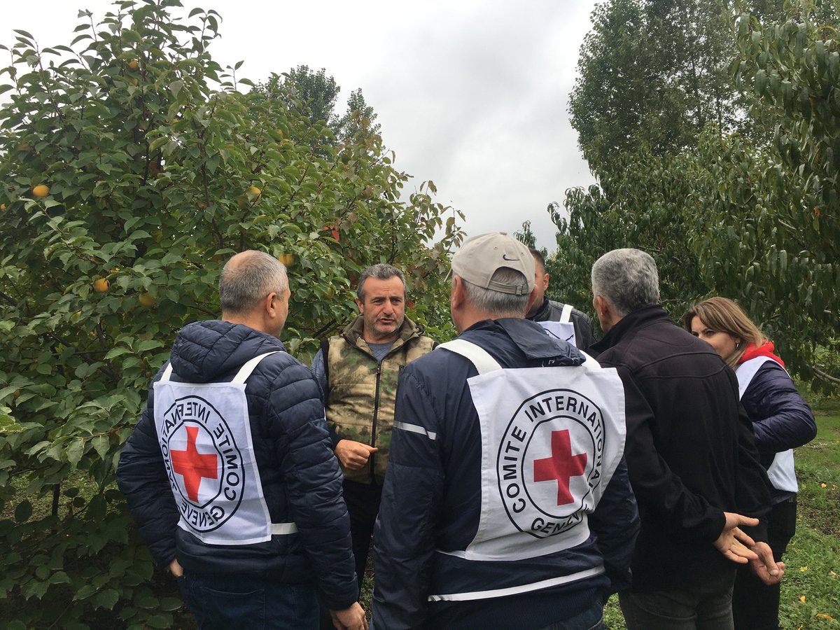 ICRC_am's tweet photo. 🍏In the border village of #Chinari, #Tavush region, we have supported farmers to improve their #fruit #production through our Value Chain Development program. We trained them in pruning and application of organic #fertilizers and provided compost bins and Californian worms. https://t.co/V9y3SoH2SX