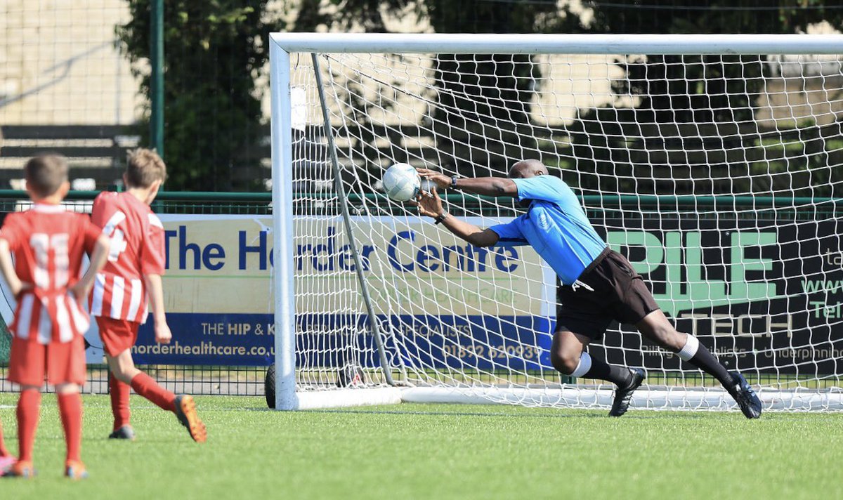 nonleaguesnappa's tweet photo. Sussex Referee Paul Amoo at this weekends Steyning Town youth tournament taking time to go in goal for a penalty shootout while players had no game to play. 

And ensuring EVERY team conducted the respect handshake before every game 

An example for all others to follow https://t.co/kTJCn0kEmy