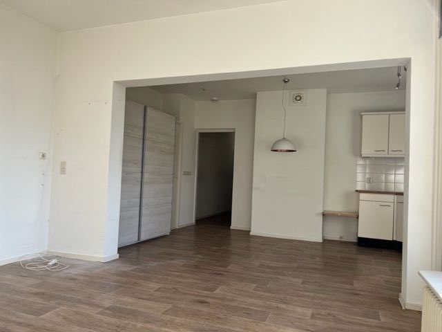 Nijlanstate's tweet photo. Samengevoegd appartement met 3 kamers te koop! Het appartement op de 1e verdieping beschikt over een woonkamer, 2 slaapkamers en 2 balkons op het zuiden. Met prachtig uitzicht over de vijver en het kanaal! Interesse in een woning binnen een serviceflat? https://t.co/Rj6N9rabV9 https://t.co/DakZazPXuv