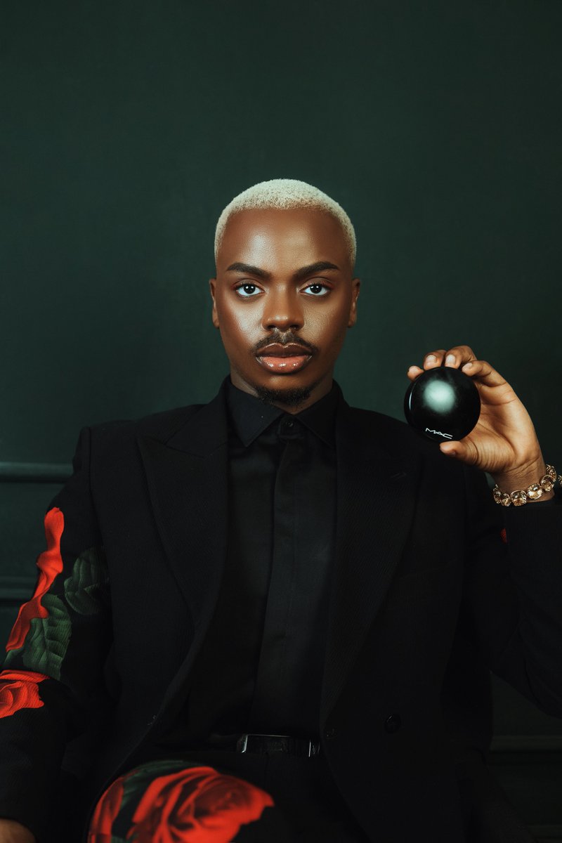 Mayowathefirst's tweet photo. The photographer               The shot https://t.co/zv1HCo5QFa