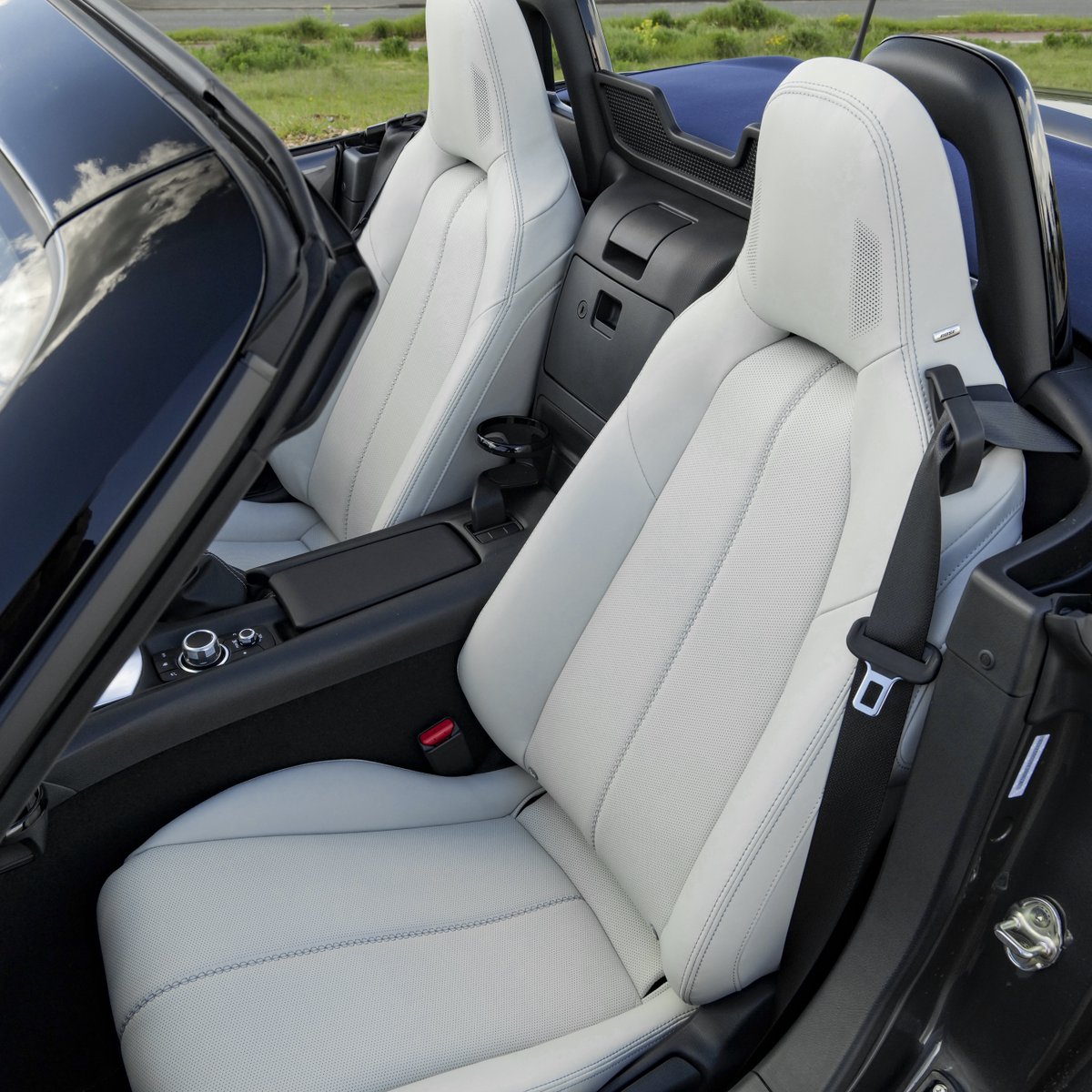 InvictaMstone's tweet photo. Introducing the 2023 #MazdaMX5 Kizuna.

Limited to just 250 units, it's finished in Machine Grey or Deep Crystal Blue with Light Stone Nappa leather trim and a blue soft top.

More here: https://t.co/WyFpBj918L https://t.co/E0C5eJz0RS