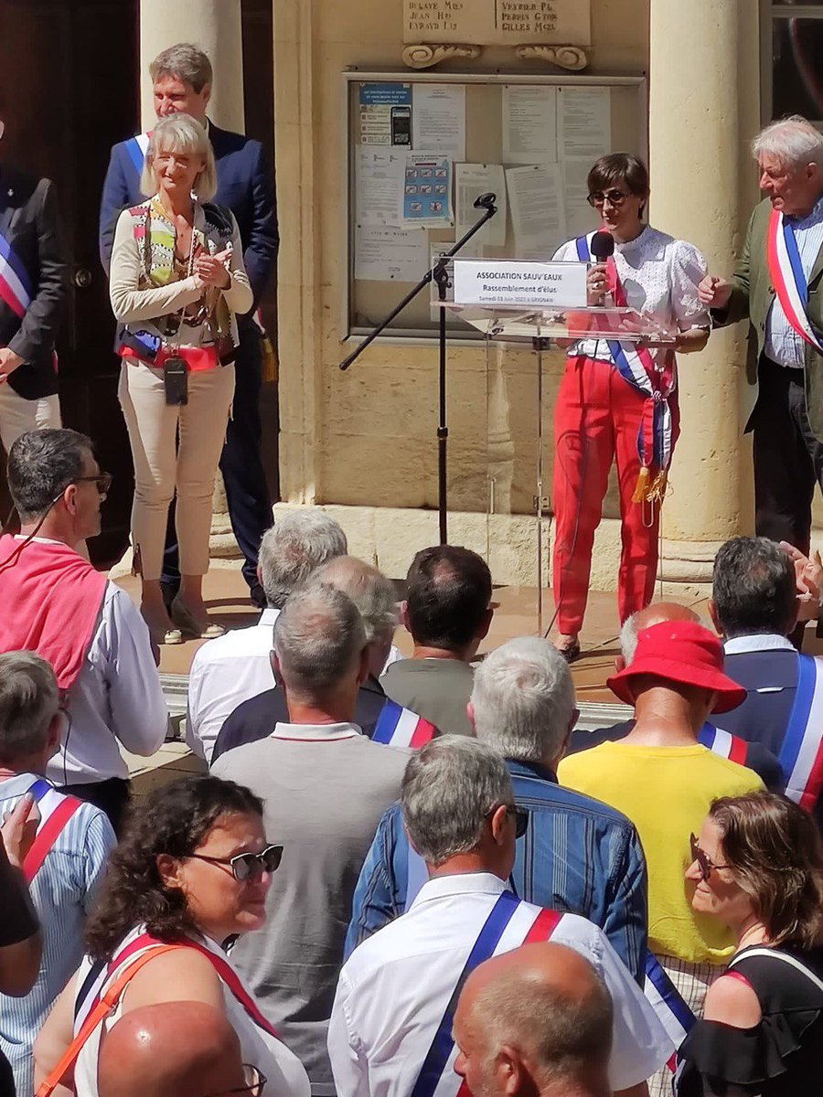 LisettePollet's tweet photo. 📣 #Drôme Les maires entrent en résistance ! Présente à #Grignan pour défendre nos communes et nos maires ! #LoiNotre .
➡️ Stop à la destruction du service public , protégeons nos communes ! 🇫🇷 https://t.co/L0AiLycJ8b