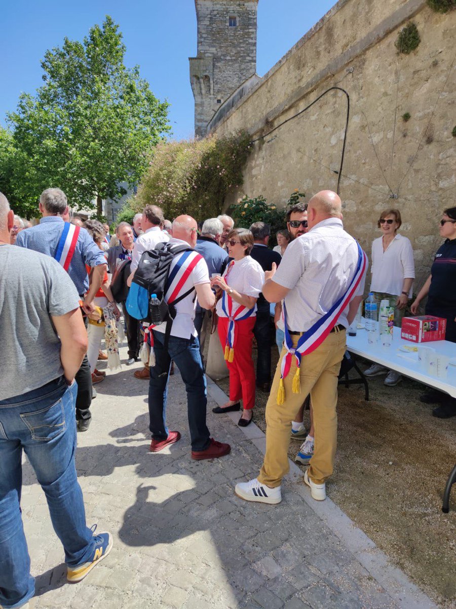 LisettePollet's tweet photo. 📣 #Drôme Les maires entrent en résistance ! Présente à #Grignan pour défendre nos communes et nos maires ! #LoiNotre .
➡️ Stop à la destruction du service public , protégeons nos communes ! 🇫🇷 https://t.co/L0AiLycJ8b