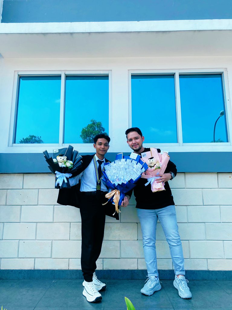 BiMa_bee's tweet photo. LilBro.. Congratulations on your graduation. You've finally finished it, well done!! and I'm so proud of you.. This isn’t just the end but also the beginning of something new.. welcome to the next adventure!! Then All my best wishes for ur future.. https://t.co/QSNDODZUPv
