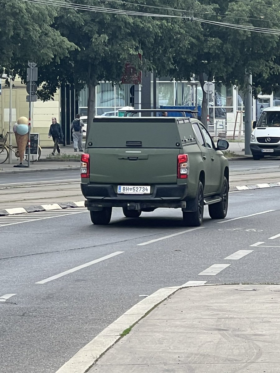 Montag morgen ist, wenn dich das bundesheer fast am zebrastreifen überfährt 🥰