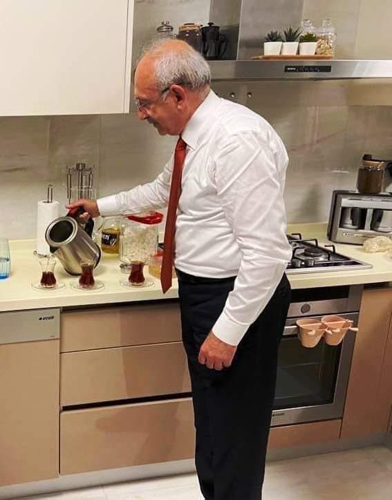 Hangisi Kılıçdaroğlu’nun mutfağı? Seçim dönemince kullandığı o sıradan mutfak ne oldu? Tadilat mı yaptırdılar alelacele :)