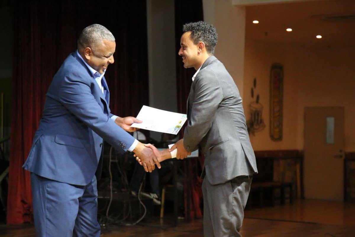 MoA_Ethiopia's tweet photo. በአይነቱ የመጀመሪያ የሆነው የግብርና ሳይንስ አውደ ርዕይ የተሳካ ዓላማና ግቦቹን የመታ ሆኖ ተጠናቋል።
አውደ ርዕዩ በስኬት እንዲጠናቀቅ አስተዋጽዖ ላበረከቱ ባለድርሻ አካላት የምስጋና እና የእውቅና ሰርተፍኬትም ተበርክቶላቸዋል። https://t.co/Ms1hjX5N3K