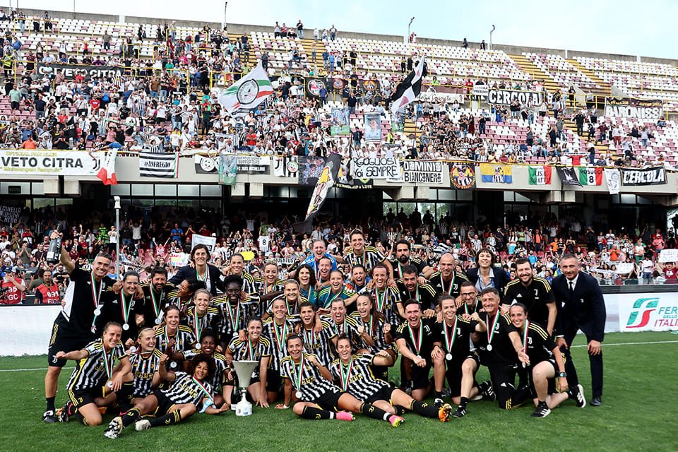frances14372469's tweet photo. @JuventusFCWomen Buongiorno #LEG3NDS 🏆🏆🏆

@JuventusFCWomen 🤍🖤 https://t.co/CTZY2AFfrT