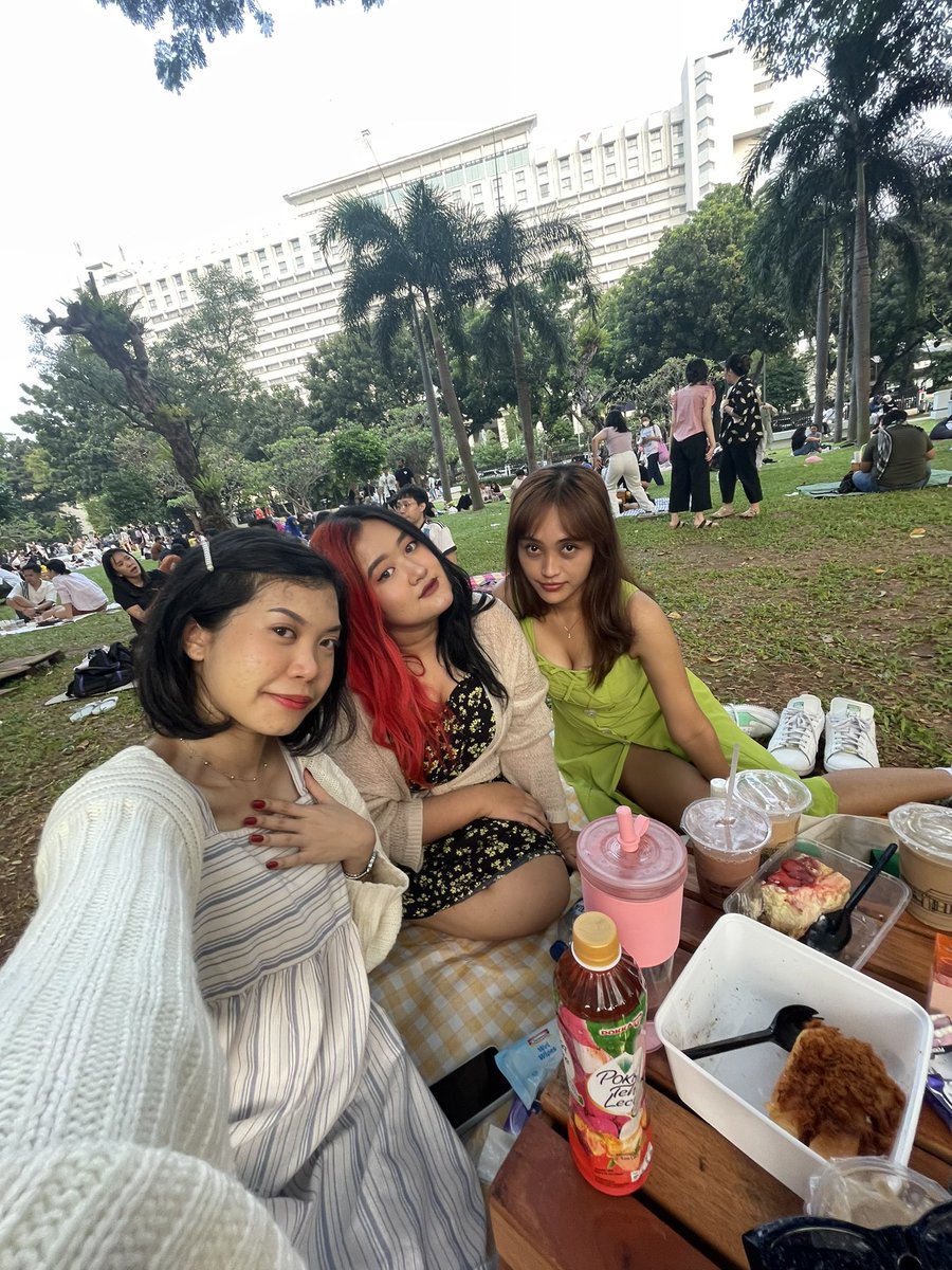 shvfra's tweet photo. — Sunday (( very )) well spent🌻💫

felt so fully happy, warm, and loved by them🫶🏻 https://t.co/hNGzOgB5i5