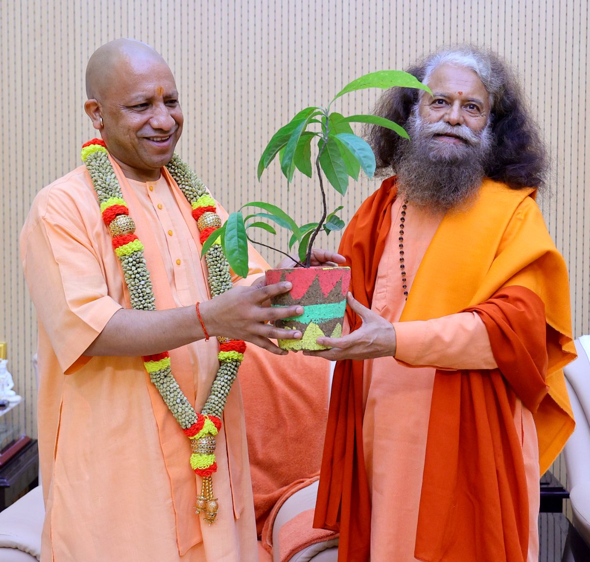 PujyaSwamiji's tweet photo. राष्ट्र, संस्कृति, पर्यावरण और मानवता को समर्पित जीवन जीने वाले हमारे प्रिय, अभिन्न और आदरणीय @myogiadityanath  को अवतरण दिवस की शुभकामनायें! योगी जी तो तन से भी योगी, मन से भी योगी और कर्म से भी योगी। आज उनके जन्मदिवस पर अनेकों-अनेकों मंगलकामनायें और माँ गंगा के आशीर्वाद। https://t.co/a8J22IgWE2