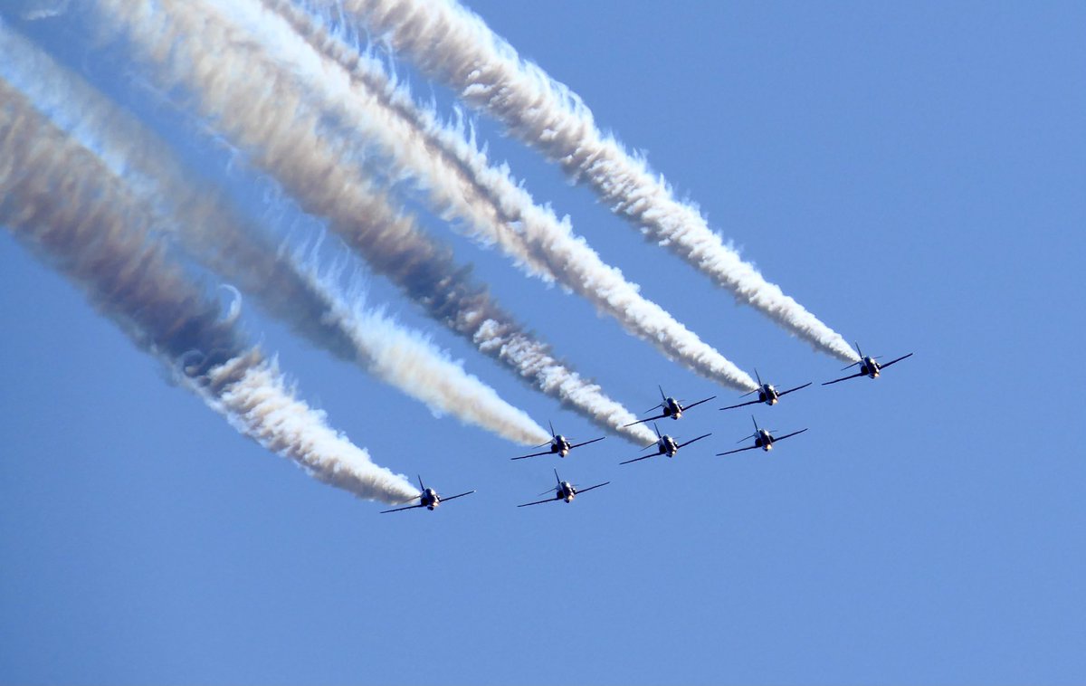 stevewattspics's tweet photo. When @rafredarrows are above, everyone stops and looks up. Great performance and skill as always at the #torquayairshow https://t.co/av7d1mI0Gx