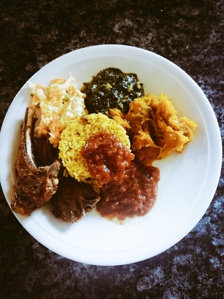 GirlMpuse's tweet photo. Guys if you ever pass by R82 old vireeniging road please look for my mobile Kitchen, I sell delicious food there.
Don't forget to place your chicken orders.
Malana and all.
We are growing 💃💃
#FarmLife #InMyOffice #kgohotsaMpuse https://t.co/X1zdkLBBvI
