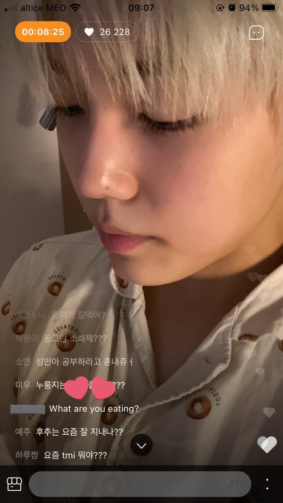 CravityUnicafe's tweet photo. I was tired of seeing just comments in Korean, so I decided to start writing in English..

And he answered me 😭😭

Me: “What are you eating?”

🐰: “what are you eating?”
“pudding!”
“this is pudding”
❤️❤️❤️❤️ https://t.co/I3N3r1m1Fk