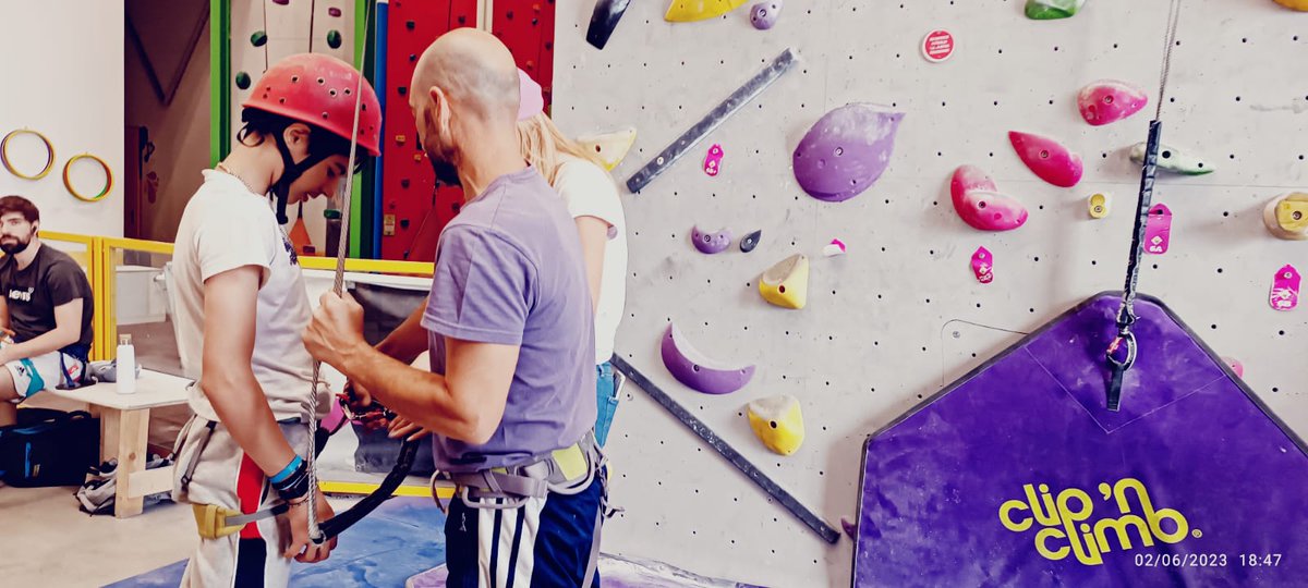 Fund_Tambien's tweet photo. La escalada🧗♂️, entre otras cosas, potencia la concentración, mejora la resistencia y la musculatura.
¡Nosotros seguimos a tope con nuestra #EscueladeEscalada💪! Este viernes escalaron con nosotros en #Climbat 16 participantes.
Gracias por la ayuda, voluntarios de @fmapfre https://t.co/k3ddHuMirl
